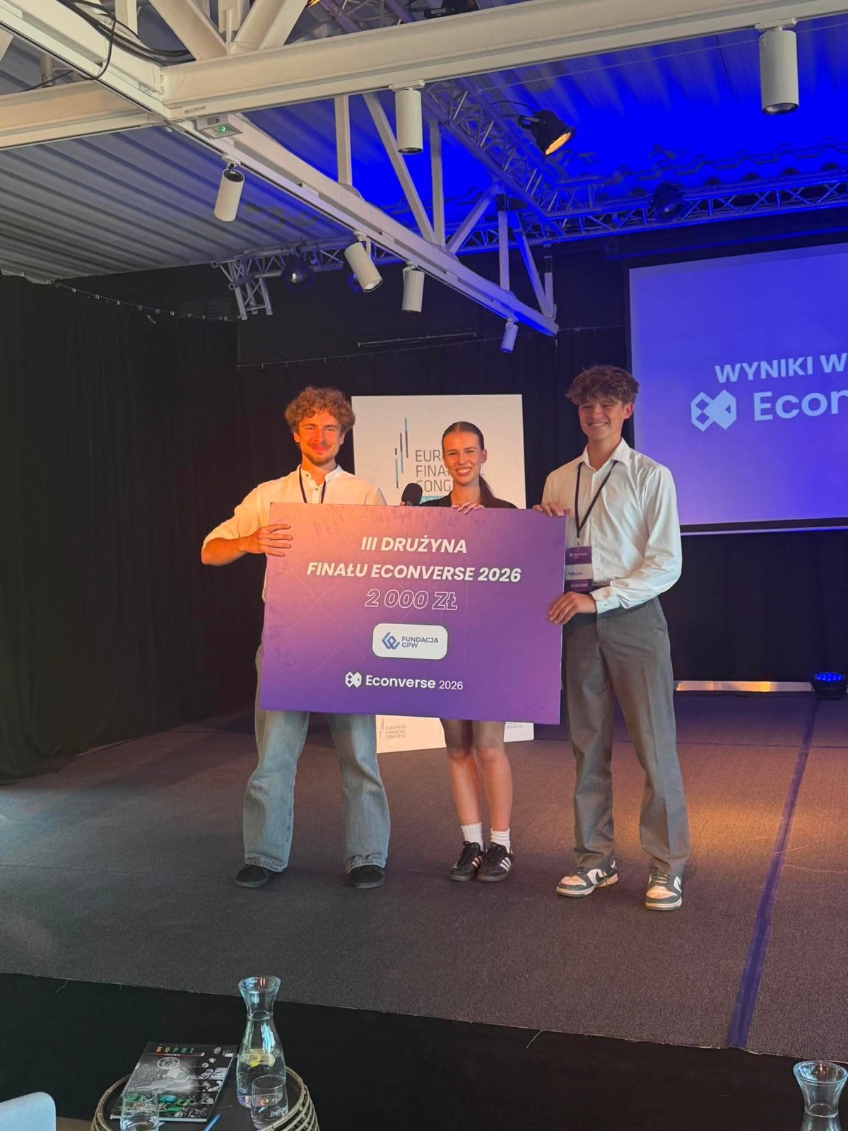 Jakub Siuda and teammates presenting their Econverse grand final award